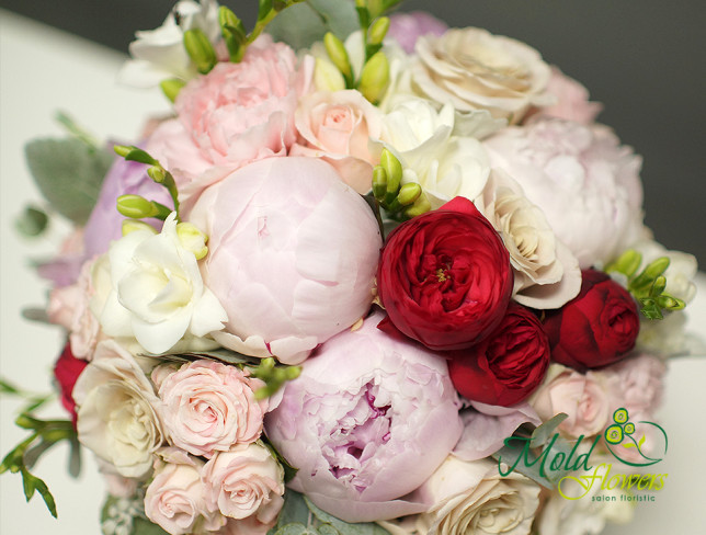 Букет невесты с пионами, кустовыми розами и фрезиями Фото